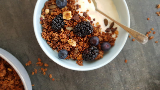 Kwark met bessen en Sports Granola Chocolate