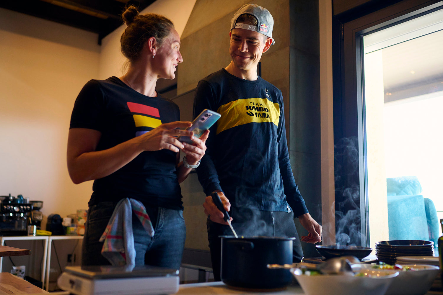 Ien Vitse en Wout Van Aert staan aan het buffet te praten over voeding. Picture by Bram Berkien
