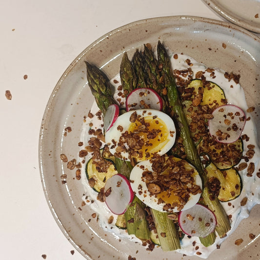 Asperges met geitenkaas-kwarkcrème, zachtgekookt eitje, radijsjes en Savoury Za'Atar granola