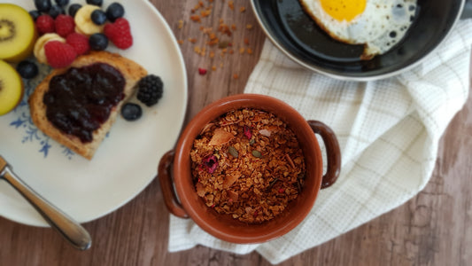 Een uitgebreid granola ontbijtje voor op een rustige trainingsdag